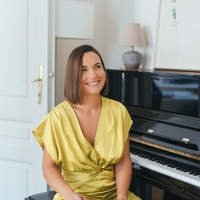 Nina Strnad predstavlja svoj prvi avtorski album z naslovom Iskreno