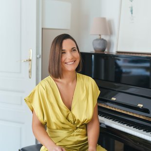 Nina Strnad predstavlja svoj prvi avtorski album z naslovom Iskreno