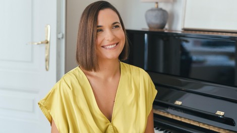 Nina Strnad predstavlja svoj prvi avtorski album z naslovom Iskreno