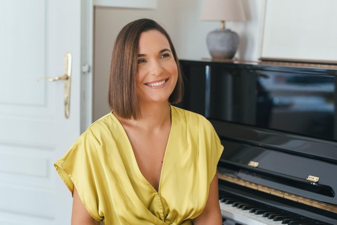 Nina Strnad predstavlja svoj prvi avtorski album z naslovom Iskreno