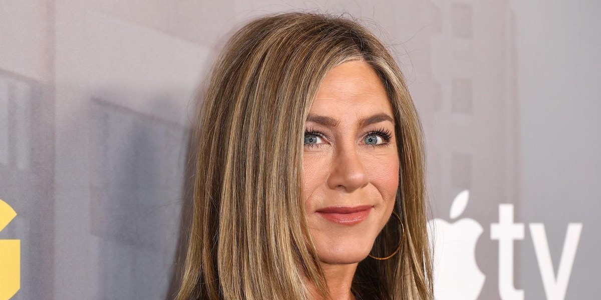 Jennifer Aniston v čudoviti obleki s prefinjenim detajlom za kar 950 evrov: pozor, v Zari smo našli cenejše kopije!