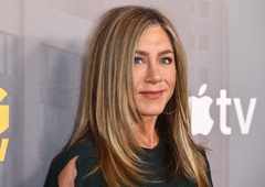 Jennifer Aniston v čudoviti obleki s prefinjenim detajlom za kar 950 evrov: pozor, v Zari smo našli cenejše kopije!
