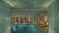 Telo in duha lahko ponastaviš na počasnejše obrate v njihovem Longevity spa kotičku. Baterije lahko napolniš z LED terapijo in testiranjem DNK, namenjenega prepoznavanju hormonskih neravnovesij, vnetij in prehranskih potreb, pa tudi programiranja spanja po meri.