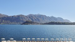 Zunanji bazen, ki zaradi svoje strateške lege tik nad jezersko gladino deluje kot da se zliva z njo, je eden izmed glavnih adutov. Če vas bo pot vodila tja v razmahu žgočih poletnih temperatur, bo ležalnik ob njem prijetno zatočišče.