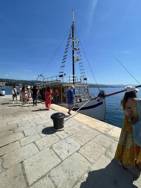 Potepanje po Opatijski rivieri, ki jo po novem krasi popolnoma prenovljena terasa Hotela Kvarner