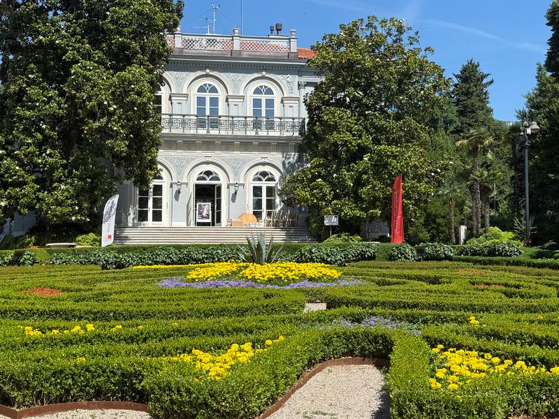 Potepanje po Opatijski rivieri, ki jo po novem krasi popolnoma prenovljena terasa Hotela Kvarner