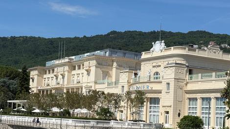 Potepanje po Opatijski rivieri, ki jo po novem krasi popolnoma prenovljena terasa Hotela Kvarner