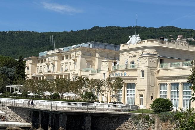 Potepanje po Opatijski rivieri, ki jo po novem krasi popolnoma prenovljena terasa Hotela Kvarner
