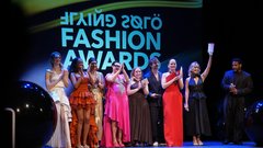 
                                                         Voditelji in podeljevalci nagrad Alisa Obrivanova, Falen Petros, Lara Eurdolian, Silvia D’Avila, Jaqueline Lunkes, Daniel Silverstain, Elizabeth Solomeina, Maria Solo in Evan Wimberley