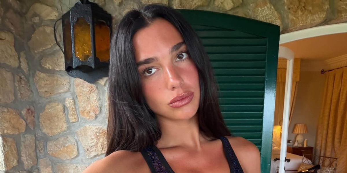 Dua Lipa na medenih tednih navdušila z modnim dodatkom, ki bo to poletje nepogrešljiv