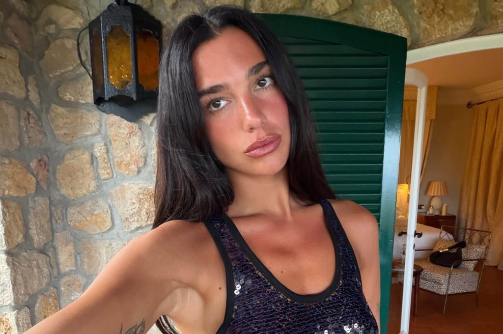 Dua Lipa na medenih tednih navdušila z modnim dodatkom, ki bo to poletje nepogrešljiv (foto: Profimedia)