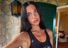 Dua Lipa na medenih tednih navdušila z modnim dodatkom, ki bo to poletje nepogrešljiv
