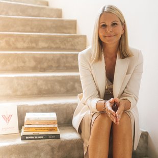 Ekskluzivni pogovor s pisateljico Sašo Božič: »Postali smo zelo učinkoviti v tem, da smo povsod, razen tam, kjer smo.«