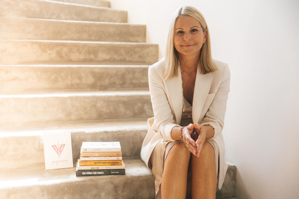 Ekskluzivni pogovor s pisateljico Sašo Božič: »Postali smo zelo učinkoviti v tem, da smo povsod, razen tam, kjer smo.« (foto: Tamara Vidmar Photography)