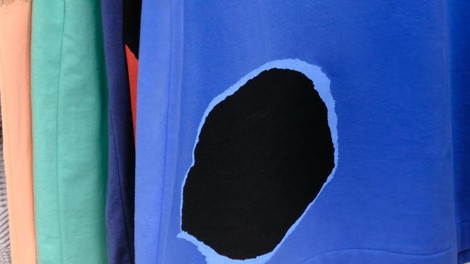 Slovenec na tednu mode v Parizu: novo kolekcijo Comme des Garçons krasijo kolaži Nejca Praha