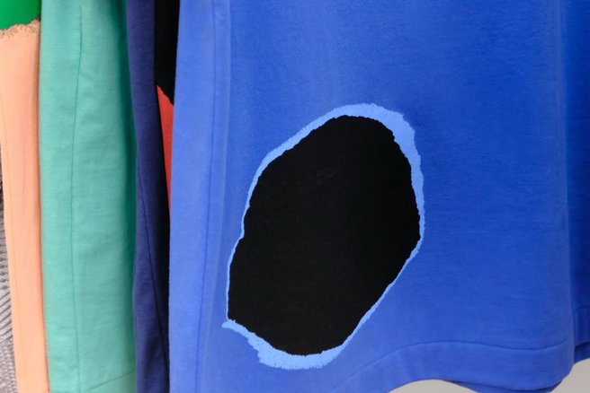 Slovenec na tednu mode v Parizu: novo kolekcijo Comme des Garçons krasijo kolaži Nejca Praha