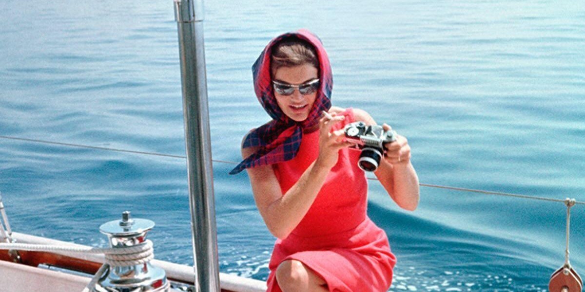 Recept za poletni stil Jackie Kennedy Onassis, ki v hipu doda eleganco