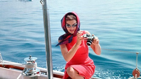 Recept za poletni stil Jackie Kennedy Onassis, ki v hipu doda eleganco