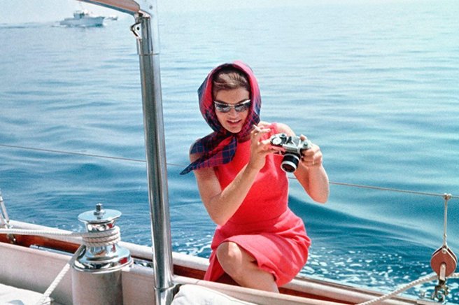 Recept za poletni stil Jackie Kennedy Onassis, ki v hipu doda eleganco