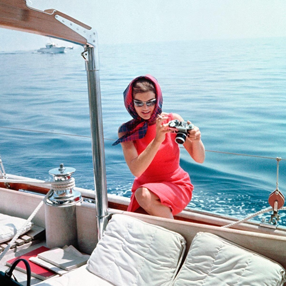Recept za poletni stil Jackie Kennedy Onassis, ki v hipu doda eleganco (foto: instagram/@jfk.kennedy_)