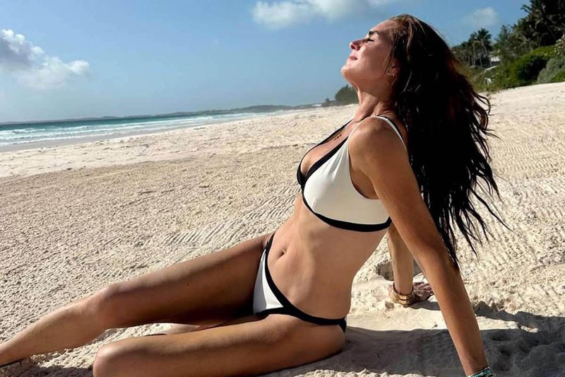 5 pravil za nošenje bikinija po 50. letu, s katerimi bo videti elegantno