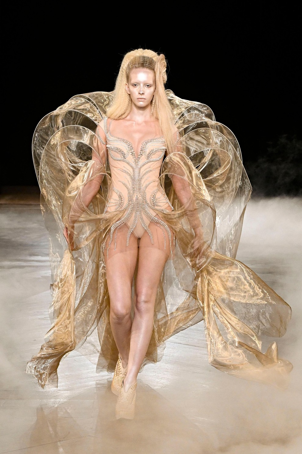 Iris van Herpen v Parizu modo povezala z vesoljem in oživila plazmo