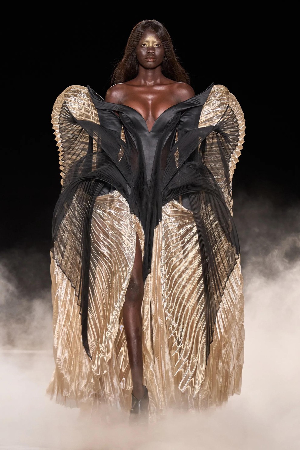 Iris van Herpen v Parizu modo povezala z vesoljem in oživila plazmo