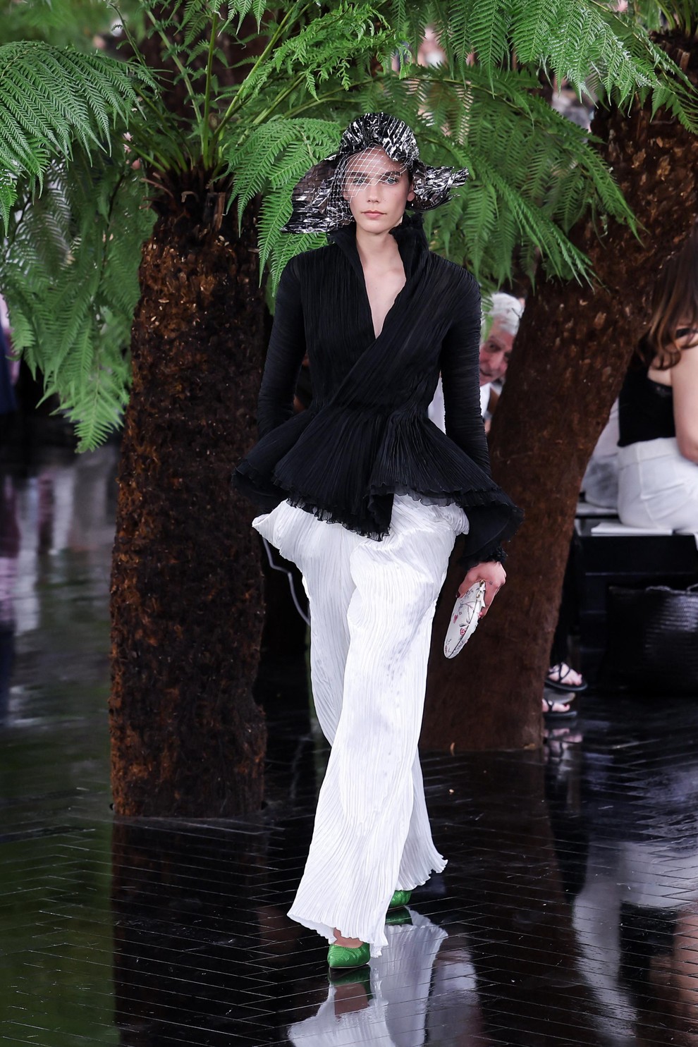Dior znova očaral s haute couture kolekcijo: legendarne silhuete so dobile presenetljivo nežno preobrazbo