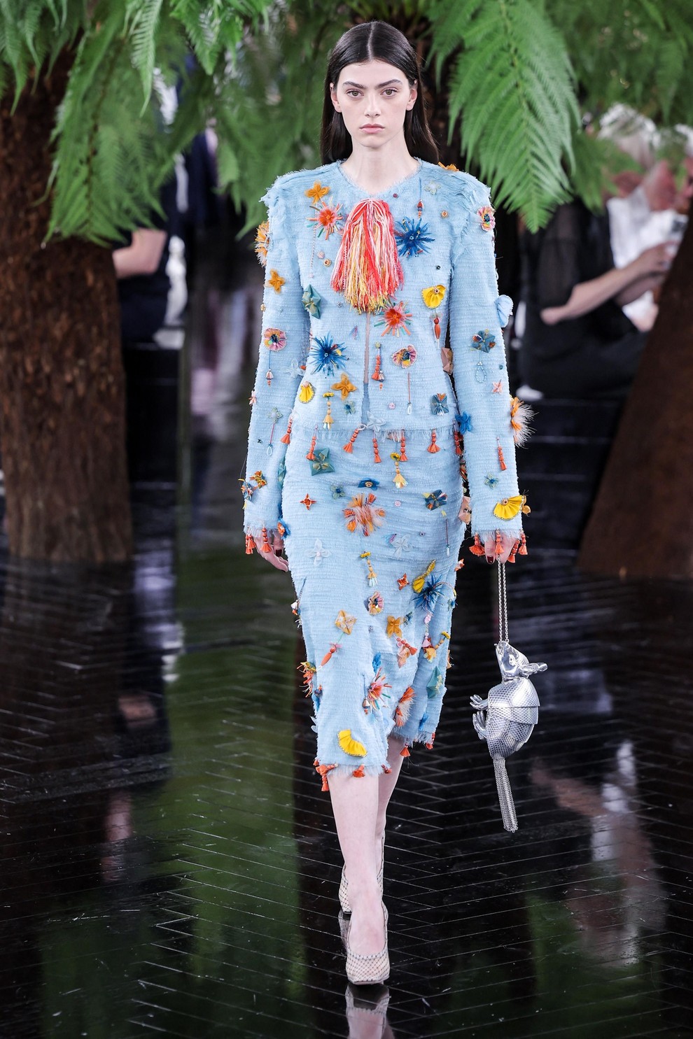 Dior znova očaral s haute couture kolekcijo: legendarne silhuete so dobile presenetljivo nežno preobrazbo