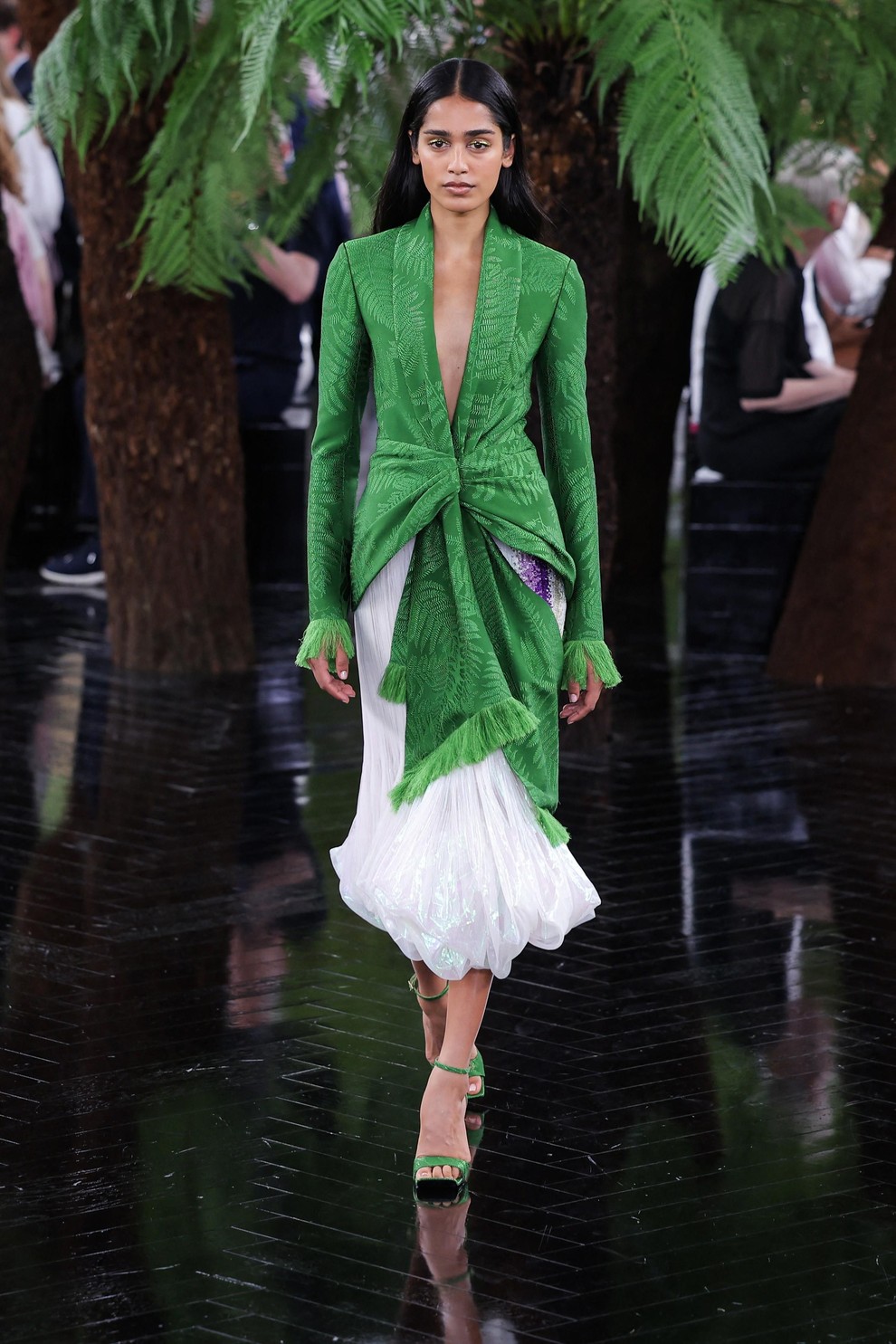 Dior znova očaral s haute couture kolekcijo: legendarne silhuete so dobile presenetljivo nežno preobrazbo