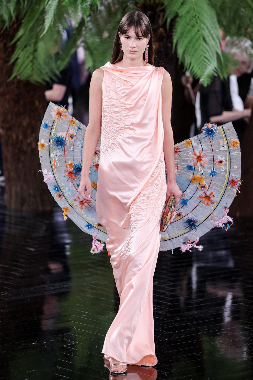 Dior znova očaral s haute couture kolekcijo: legendarne silhuete so dobile presenetljivo nežno preobrazbo