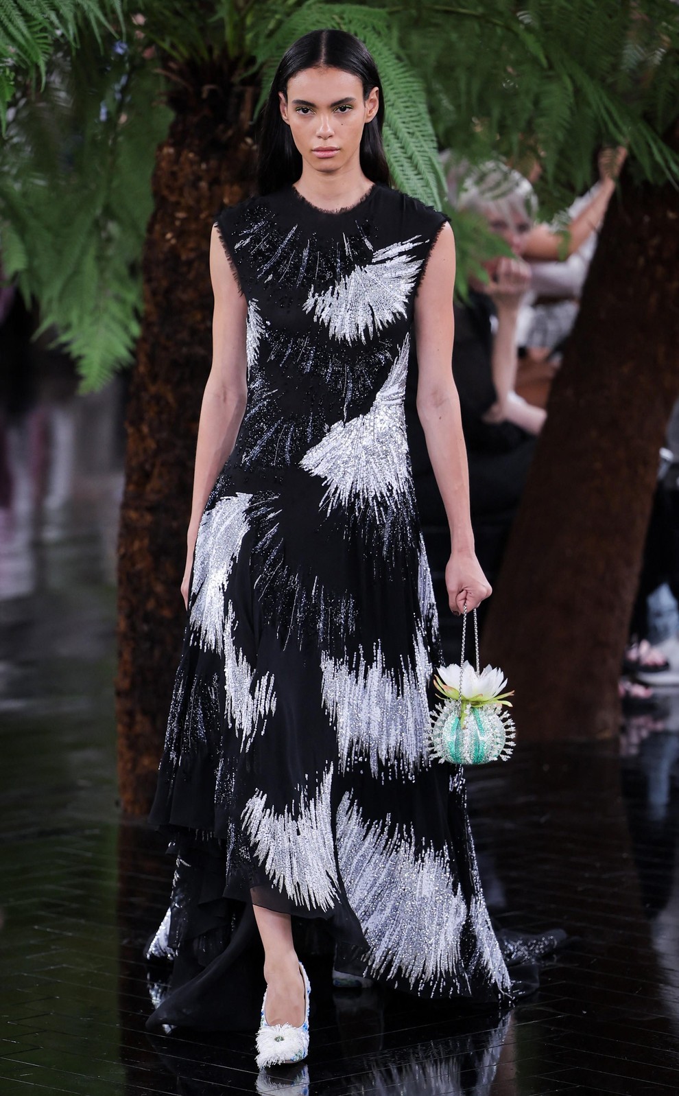 Dior znova očaral s haute couture kolekcijo: legendarne silhuete so dobile presenetljivo nežno preobrazbo