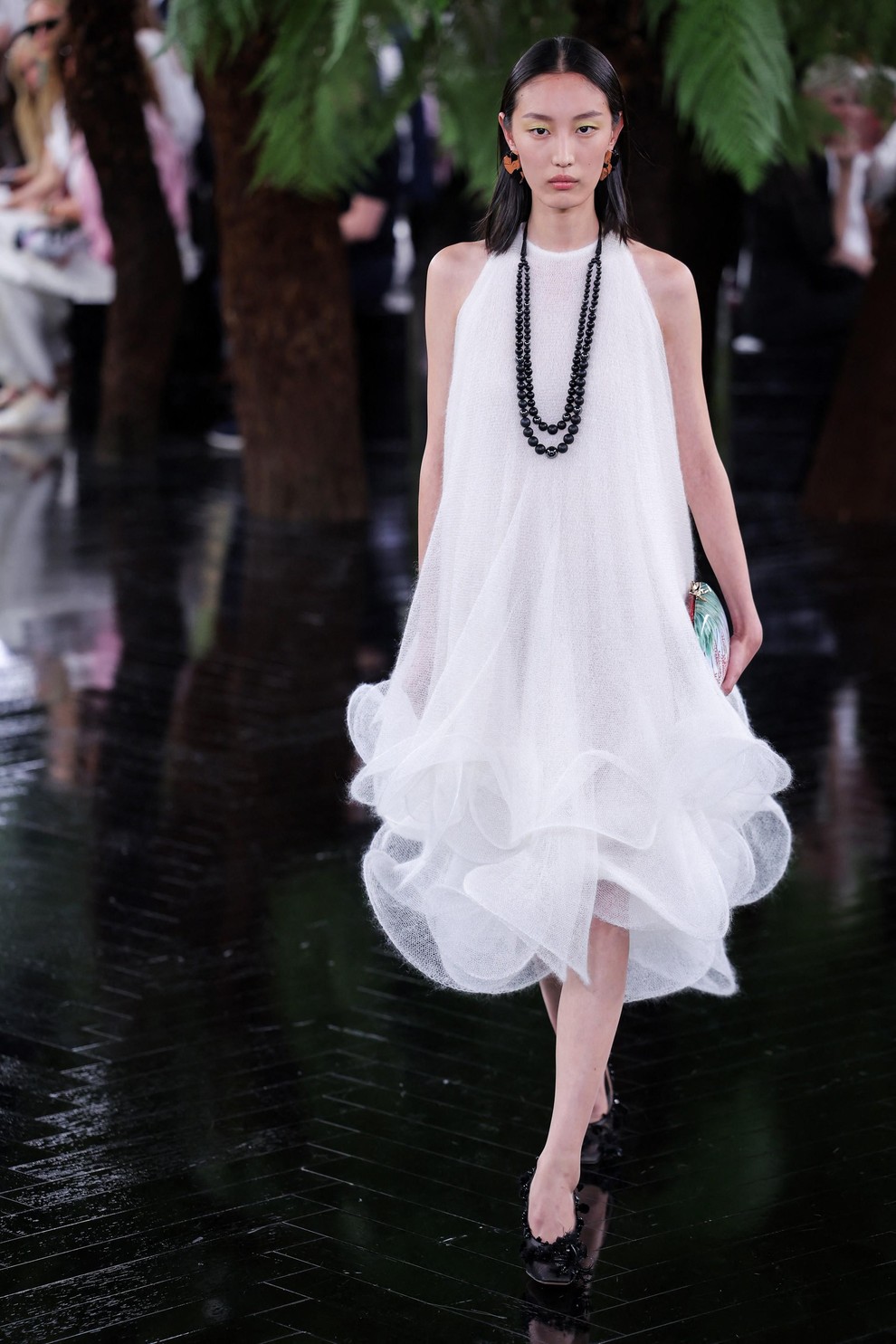 Dior znova očaral s haute couture kolekcijo: legendarne silhuete so dobile presenetljivo nežno preobrazbo