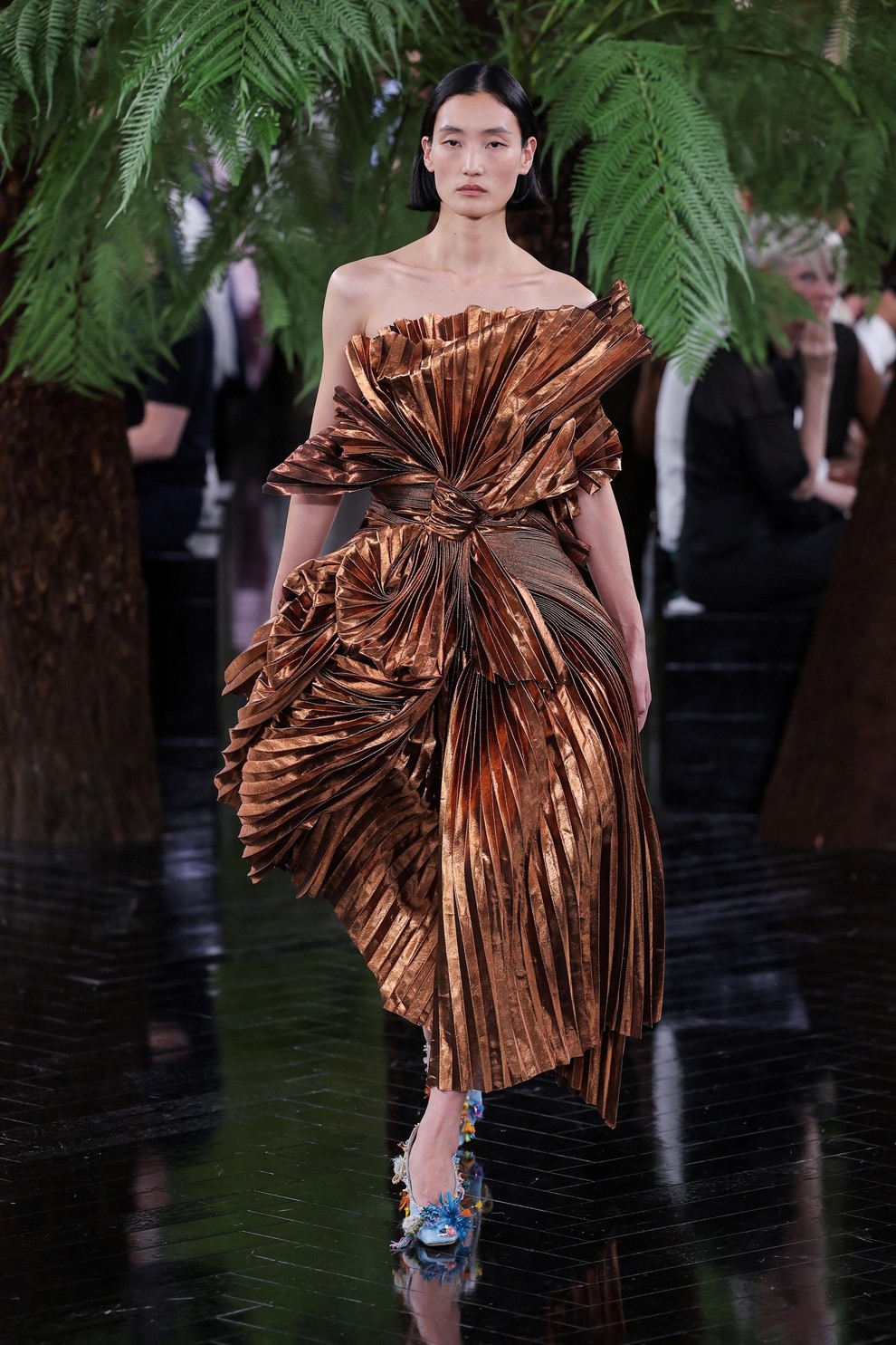 Dior znova očaral s haute couture kolekcijo: legendarne silhuete so dobile presenetljivo nežno preobrazbo