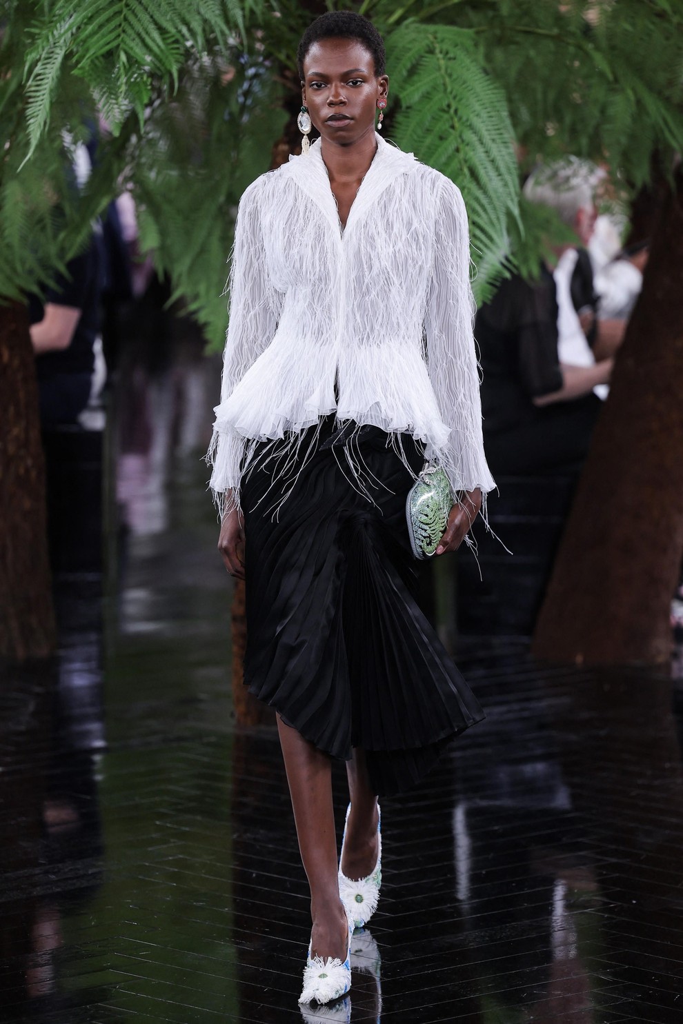 Dior znova očaral s haute couture kolekcijo: legendarne silhuete so dobile presenetljivo nežno preobrazbo