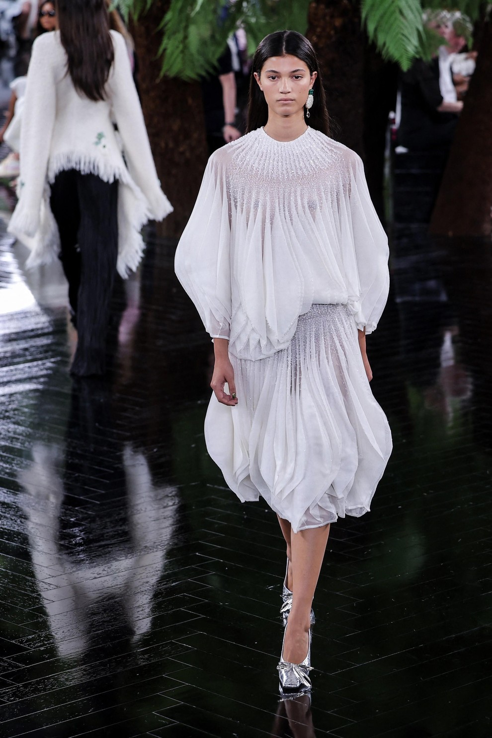 Dior znova očaral s haute couture kolekcijo: legendarne silhuete so dobile presenetljivo nežno preobrazbo