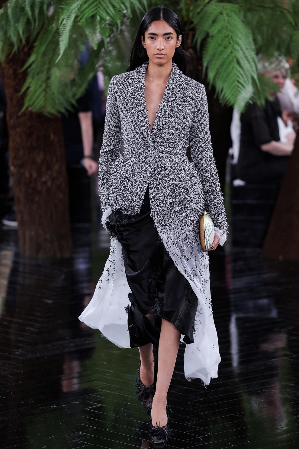 Dior znova očaral s haute couture kolekcijo: legendarne silhuete so dobile presenetljivo nežno preobrazbo