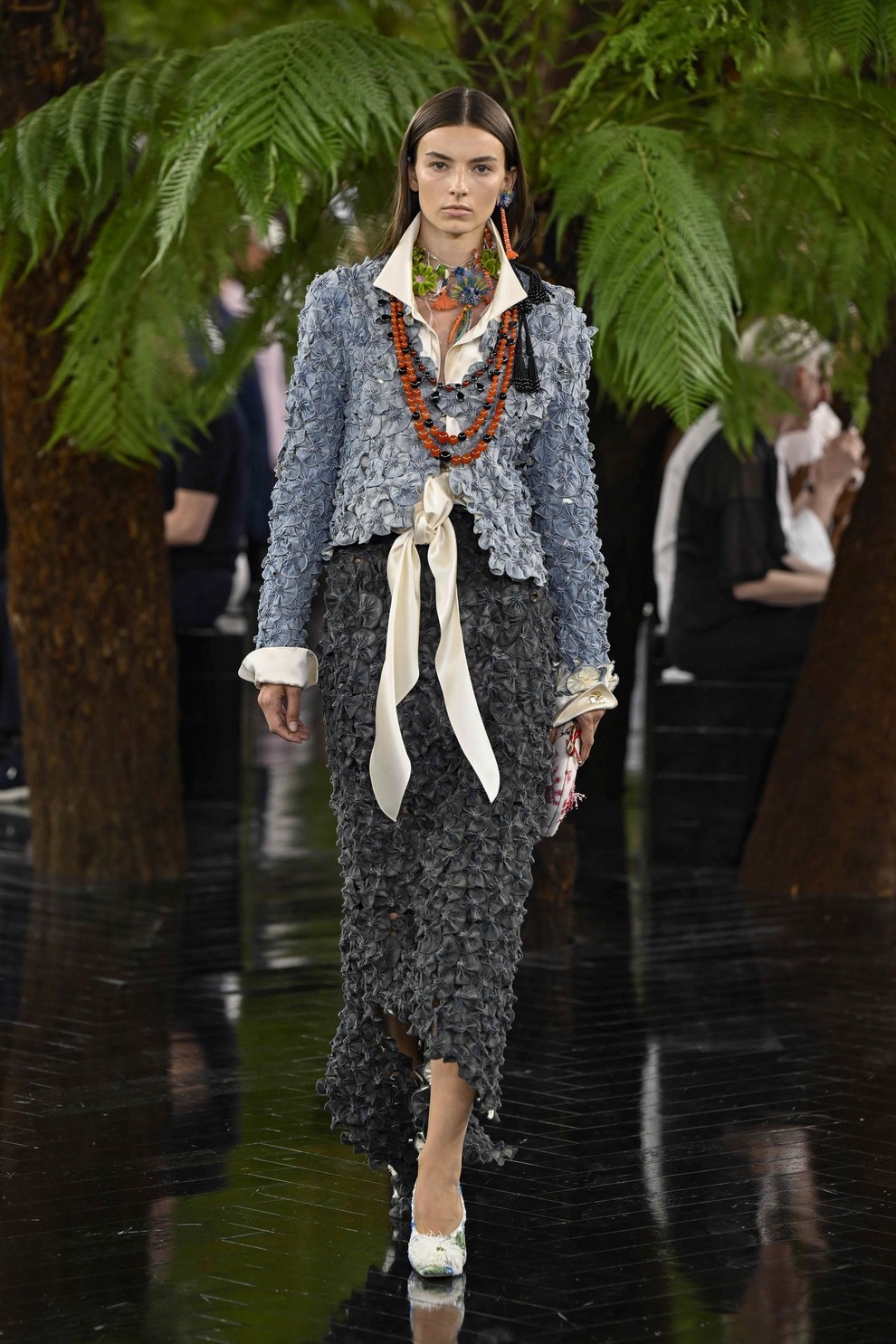 Dior znova očaral s haute couture kolekcijo: legendarne silhuete so dobile presenetljivo nežno preobrazbo