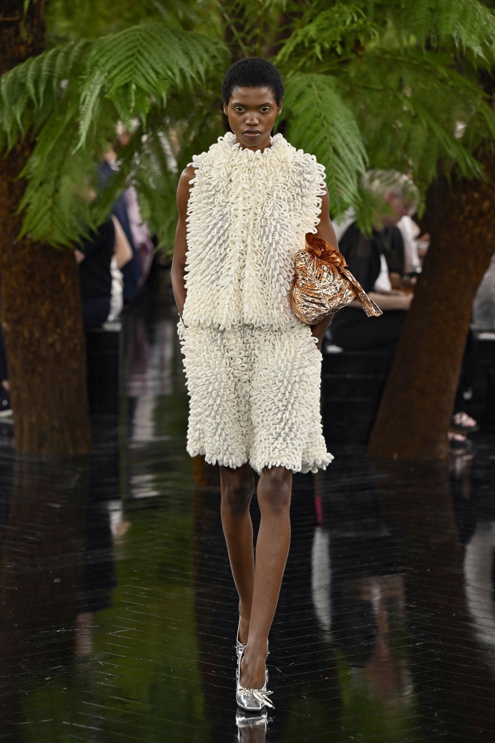 Dior znova očaral s haute couture kolekcijo: legendarne silhuete so dobile presenetljivo nežno preobrazbo