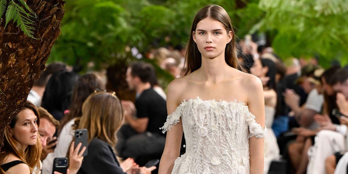 Dior znova očaral s haute couture kolekcijo: legendarne silhuete so dobile presenetljivo nežno preobrazbo