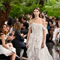Dior znova očaral s haute couture kolekcijo: legendarne silhuete so dobile presenetljivo nežno preobrazbo