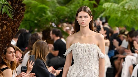 Dior znova očaral s haute couture kolekcijo: legendarne silhuete so dobile presenetljivo nežno preobrazbo