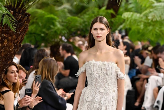 Dior znova očaral s haute couture kolekcijo: legendarne silhuete so dobile presenetljivo nežno preobrazbo