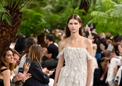 Dior znova očaral s haute couture kolekcijo: legendarne silhuete so dobile presenetljivo nežno preobrazbo