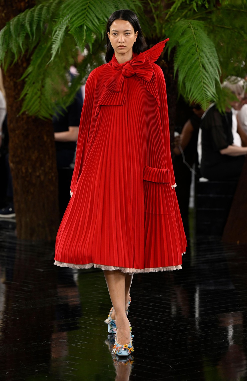 Dior znova očaral s haute couture kolekcijo: legendarne silhuete so dobile presenetljivo nežno preobrazbo