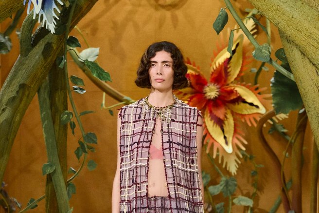 Chanelova pravljica visoke mode: Matthieu Blazy kolekcijo posvetil Gabrielle Chanel in vsakdanjim pustolovščinam žensk