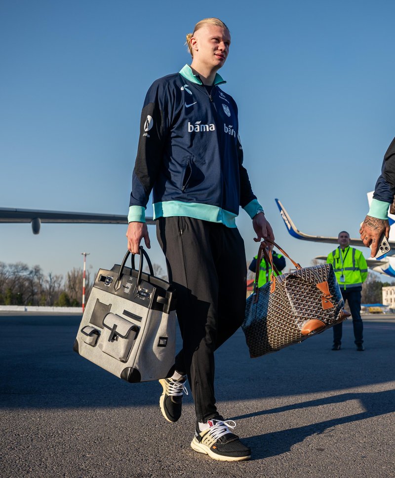 Kličejo ga Hermès lepotica: Erling Haaland na SP 2026 blesti z goli, izven igrišč pa preseneča s kolekcijo torbic