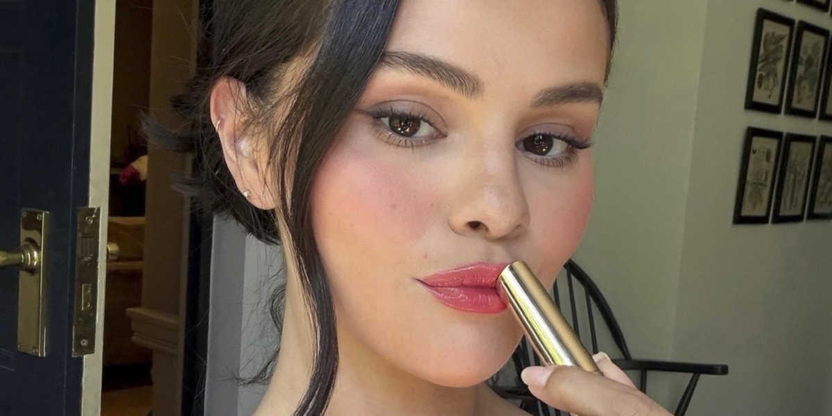 Selena Gomez na poti na poroko Taylor Swift sprožila lepotno norijo: izdelek iz njenih ustnic zdaj prihaja v trgovine