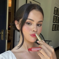 Selena Gomez na poti na poroko Taylor Swift sprožila lepotno norijo: izdelek iz njenih ustnic zdaj prihaja v trgovine