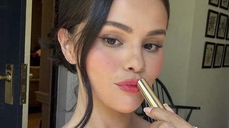 Selena Gomez na poti na poroko Taylor Swift sprožila lepotno norijo: izdelek iz njenih ustnic zdaj prihaja v trgovine